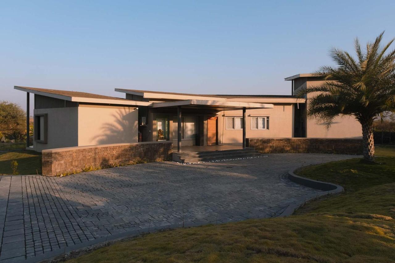 Bel Air Mansion By Stayvista - A Tranquil Oasis With A Spacious Deck, Gazebo, Sauna, Jacuzzi & A Mini-Amphitheatre Lonavala Eksteriør bilde